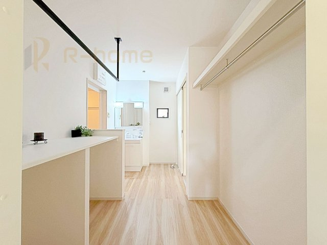 つくば市栗原1期　新築戸建て　1号棟の洗面所|広いランドリールームに便利なホスクリーン付き！カウンターは洗濯物をたたんだりアイロンがけに便利！