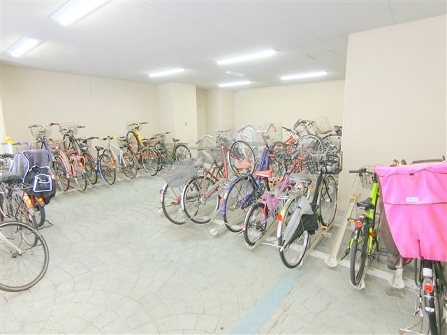 蓮沼パークハイツのその他共用部分|屋根付き駐輪場