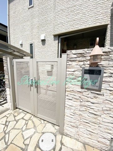 藤沢市片瀬海岸３丁目のアパートのエントランス