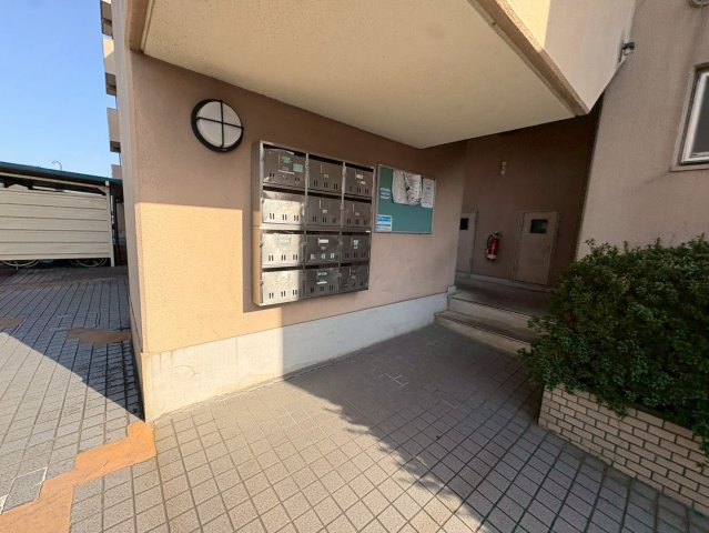 鈴木ビルのエントランス