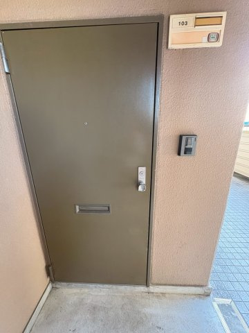 鈴木ビルの玄関