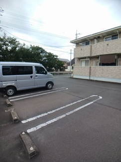 【駐車場】 | ヴィラグリーンパーク | 駐車場があるので、車を買う予定の方も安心です