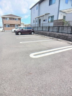 【駐車場】 | ボンジュルネⅡ | 駐車場があるので、車を買う予定の方も安心です