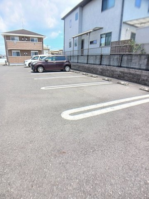 【駐車場】 | ボンジュルネⅡ | 駐車場があるので、車を買う予定の方も安心です