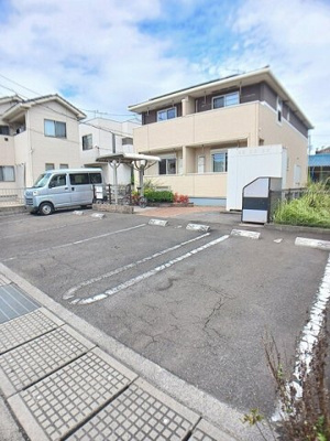 【駐車場】 | ガーデンハウス曙 | 駐車場があるので、車を買う予定の方も安心です