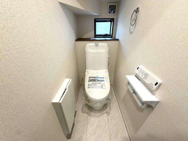 越谷市下間久里いろどりアイタウン１号棟　新築戸建のトイレ|節水型で手入れが楽な先進のトイレ。手洗い場付きで機能性にも優れています。