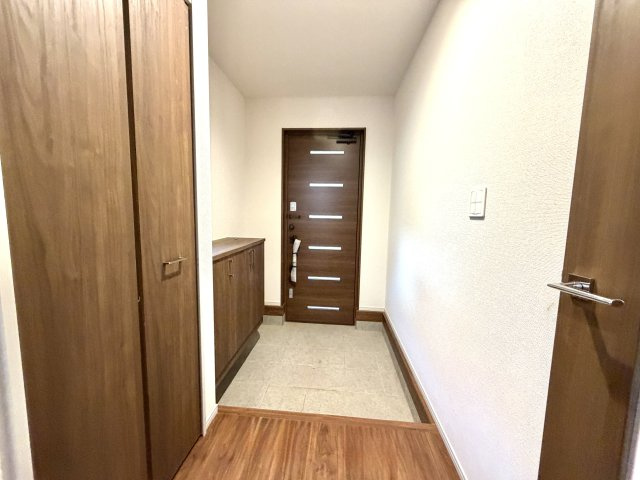 越谷市下間久里いろどりアイタウン１号棟　新築戸建の玄関|上品で清潔感のある玄関スペース。ご家族やゲストを温かく迎え入れます。