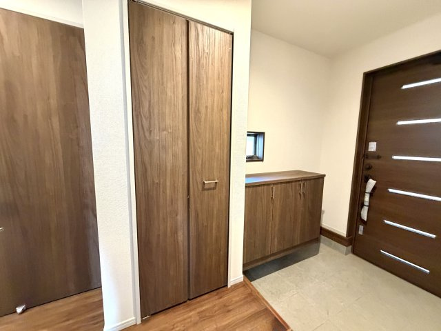 越谷市下間久里いろどりアイタウン１号棟　新築戸建の収納|靴をすっきり収められるシューズボックス。玄関まわりをいつでも綺麗に保てます。