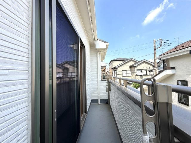 越谷市下間久里いろどりアイタウン１号棟　新築戸建のバルコニー|爽やかな風が吹き抜けるバルコニー。観葉植物を置くスペースとしても活用できます。
