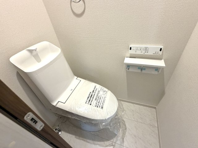越谷市下間久里いろどりアイタウン１号棟　新築戸建のトイレ|トイレが2つあることで毎日の順番待ちのストレスを解消。ご家族全員が快適に過ごせる嬉しい設備です。