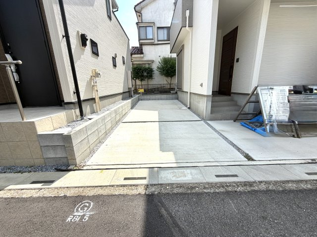 越谷市下間久里いろどりアイタウン１号棟　新築戸建の駐車場|大切な愛車を安全に停められる駐車スペース。防犯面でも配慮された配置です。