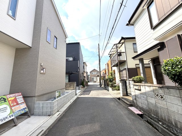 越谷市下間久里いろどりアイタウン１号棟　新築戸建の前面道路含む現地写真|見通しが良く整備された前面道路。周辺は落ち着いた住宅街が広がっています。