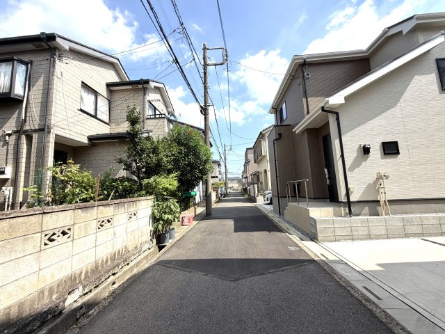 越谷市下間久里いろどりアイタウン１号棟　新築戸建の前面道路含む現地写真|前面道路は交通量が少なく静かな環境。お子様やペットの移動も安心です。

