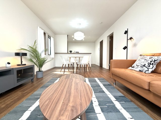 越谷市下間久里いろどりアイタウン１号棟　新築戸建の居間・リビング|落ち着いた雰囲気の居心地の良いリビング。大きな窓から明るい光が広がる空間です。