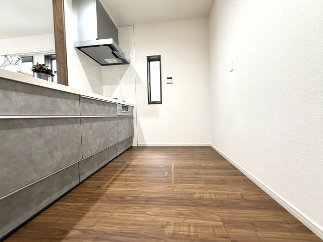 越谷市下間久里いろどりアイタウン１号棟　新築戸建のキッチン|冷蔵庫やカップボードをすっきり配置できる、ゆとりのあるキッチンスペースです。