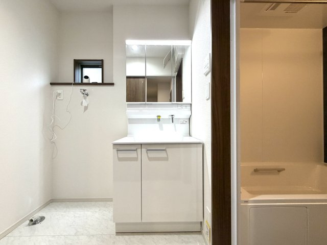 越谷市下間久里いろどりアイタウン１号棟　新築戸建の独立洗面台|身支度がスムーズに整う、収納力抜群の大型三面鏡付き洗面化粧台です。