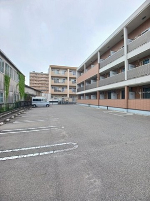 【駐車場】 | シャロル東福山 | 駐車場に車を止められます
