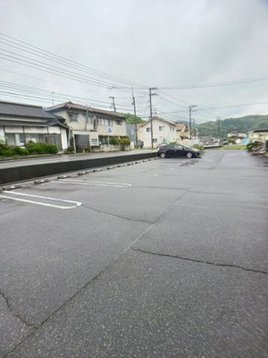 【駐車場】 | アビタシオン・キャトル | 車をお持ちの方に嬉しい駐車場付きの物件です