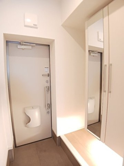 【玄関】 | シャロル東福山 | 収納もある玄関です