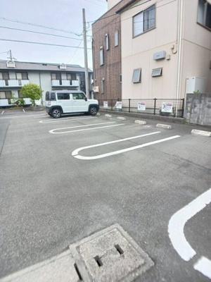 【駐車場】 | アストラル | 駐車場に車を止められます