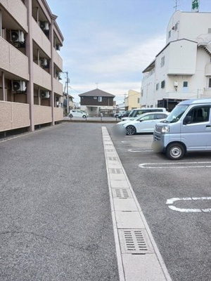 【駐車場】 | アルカンシェル | 駐車場に車を止められます