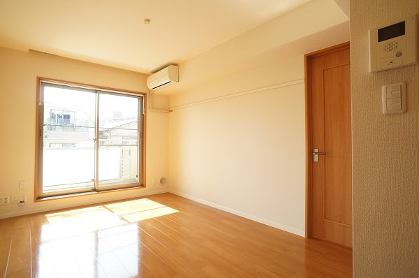 クレールメゾンの居間・リビング|リビングバルコニー側♪