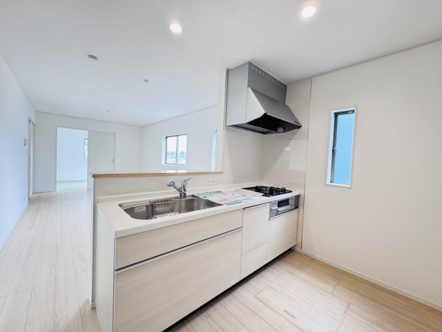 松戸市六実５丁目新築戸建（六実第12）のキッチン|広々システムキッチン・シンクの水栓には浄水器がついてます！
