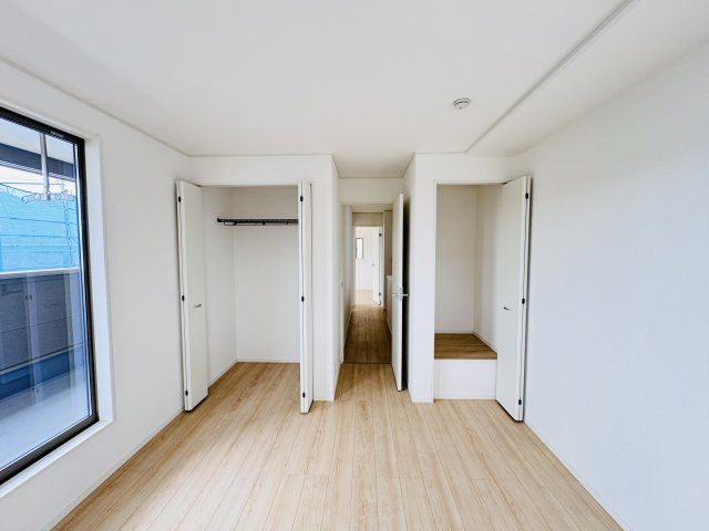 松戸市六実５丁目新築戸建（六実第12）の収納|7.5帖寝室収納・クローゼット２つでたっぷり収納♪