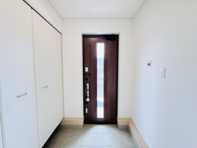 松戸市六実５丁目新築戸建（六実第12）の玄関|玄関ホール・シューズクローゼット
