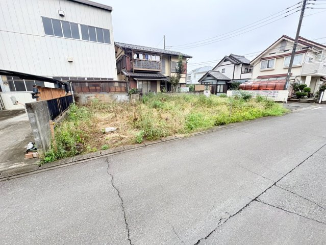 坂戸市三光町　建築条件なし売地　東武東上線『坂戸駅』徒歩12分　【浅羽野小学区】の前面道路含む現地写真
