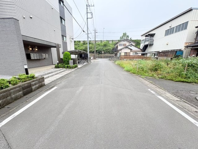 坂戸市三光町　建築条件なし売地　東武東上線『坂戸駅』徒歩12分　【浅羽野小学区】の前面道路含む現地写真