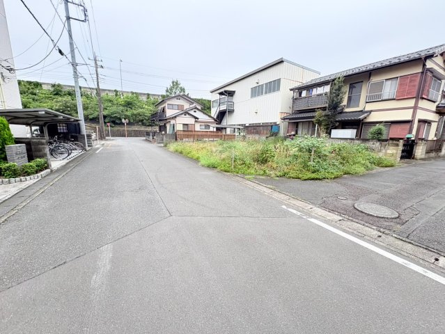 坂戸市三光町　建築条件なし売地　東武東上線『坂戸駅』徒歩12分　【浅羽野小学区】の前面道路含む現地写真