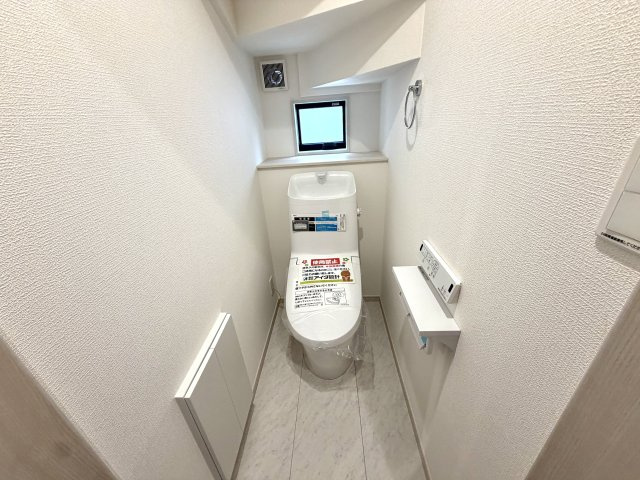 越谷市下間久里いろどりアイタウン２号棟　新築戸建のトイレ|清潔感があり落ち着けるトイレ空間。温水洗浄便座付きで毎日快適に使えます。