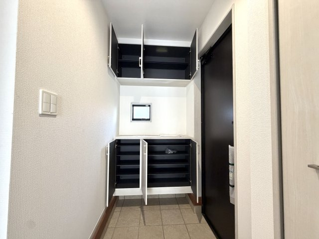 越谷市下間久里いろどりアイタウン２号棟　新築戸建の収納|天井近くまである大容量の靴箱を設置。ご家族全員の靴をたっぷり収納できます。