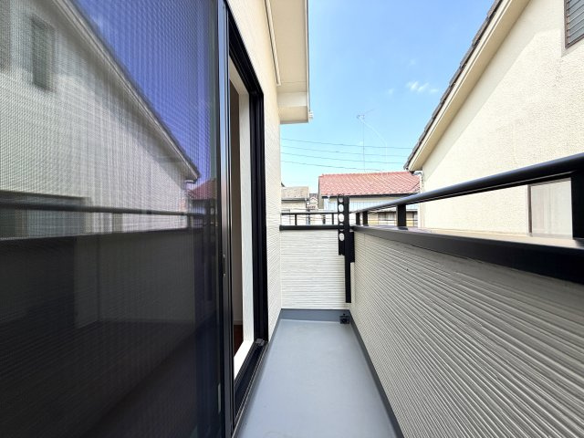 越谷市下間久里いろどりアイタウン２号棟　新築戸建のバルコニー|日当たりが良く洗濯物がよく乾くバルコニー。布団干しにも十分な広さがあります。