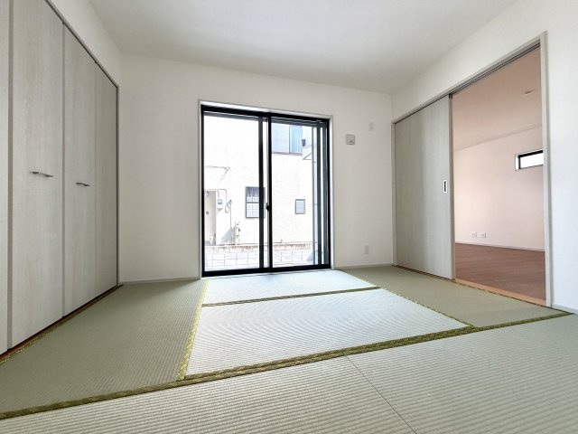 越谷市下間久里いろどりアイタウン２号棟　新築戸建の和室|ほっと一息つける温かみのある和室。客間や子どもの遊び場としても重宝します。
