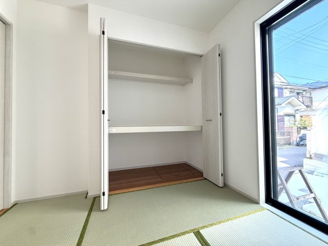 越谷市下間久里いろどりアイタウン２号棟　新築戸建の収納|上下に分かれて使いやすい和室の収納。衣類や座布団の保管にとても重宝します。