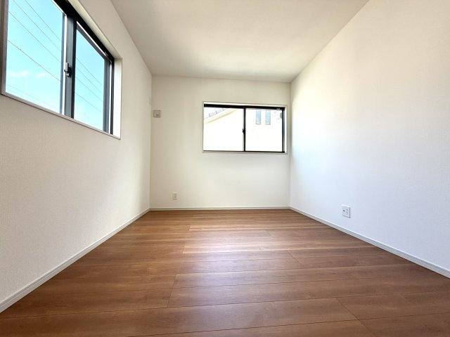 越谷市下間久里いろどりアイタウン２号棟　新築戸建の洋室|シンプルで使いやすいデザインの洋室。窓からの風通しも良く爽やかに過ごせます。