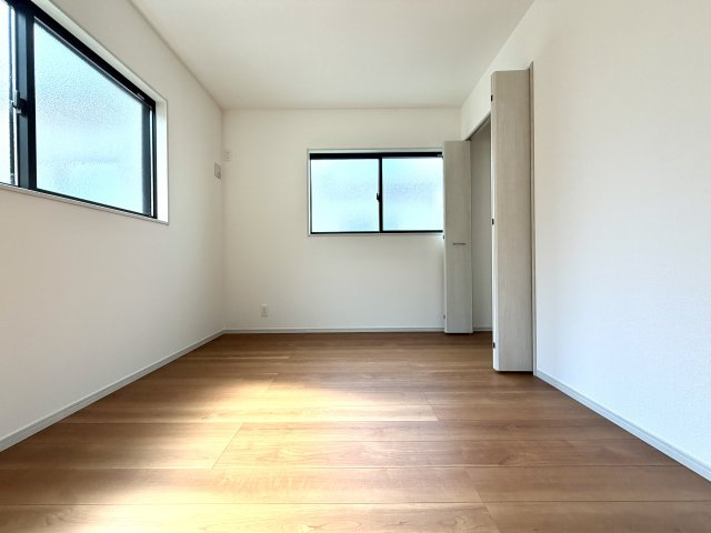 越谷市下間久里いろどりアイタウン２号棟　新築戸建の洋室|二面採光で風通しが良く、爽やかな空気が流れる洋室。お子様の成長に合わせた子供部屋にも最適です。
