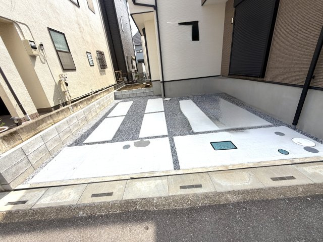 越谷市下間久里いろどりアイタウン２号棟　新築戸建の駐車場|並列で2台分の車を停められる広い駐車スペース。ご夫婦での複数台所有や来客時にも大変便利です。