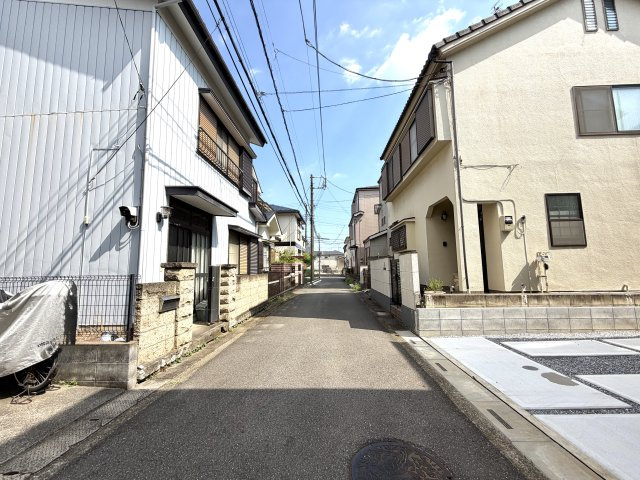 越谷市下間久里いろどりアイタウン２号棟　新築戸建の前面道路含む現地写真|見通しが良く整備された前面道路。周辺は落ち着いた住宅街が広がっています。