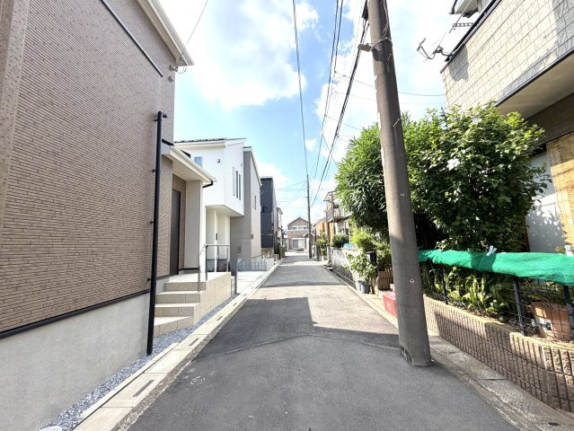 越谷市下間久里いろどりアイタウン２号棟　新築戸建の前面道路含む現地写真|前面道路は交通量が少なく静かな環境。お子様やペットの移動も安心です。
