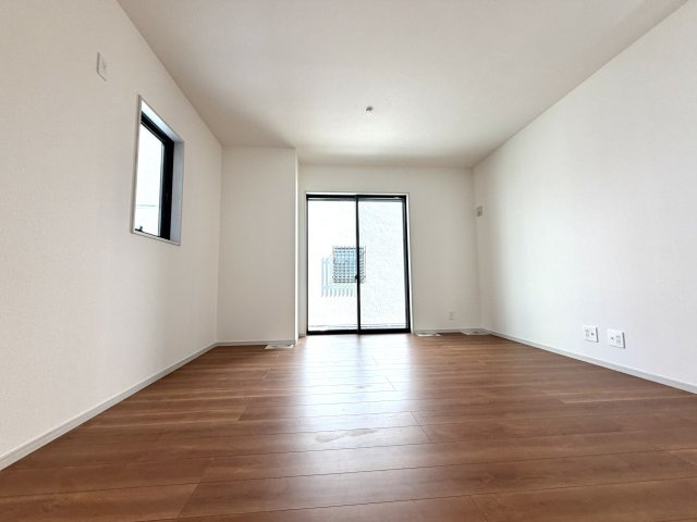 越谷市下間久里いろどりアイタウン２号棟　新築戸建の居間・リビング|家族の笑顔が集まる快適なリビング。吹き抜ける風と柔らかな陽光が心地よい空間を演出します。