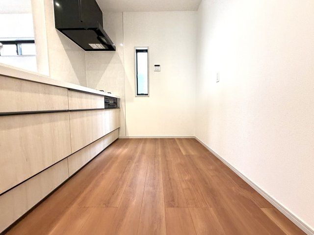 越谷市下間久里いろどりアイタウン２号棟　新築戸建のキッチン|移動がしやすく家事動線に優れたキッチンスペース。スムーズに料理がこなせます。