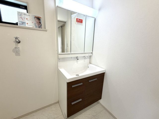 越谷市下間久里いろどりアイタウン２号棟　新築戸建の独立洗面台|清潔感のあるデザインの洗面化粧台。細かなアメニティもすっきり整理できます。