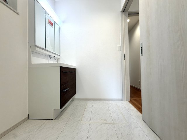 越谷市下間久里いろどりアイタウン２号棟　新築戸建の脱衣所|家事動線が考慮された使いやすい脱衣所。脱衣から洗濯までの流れがスムーズです。
