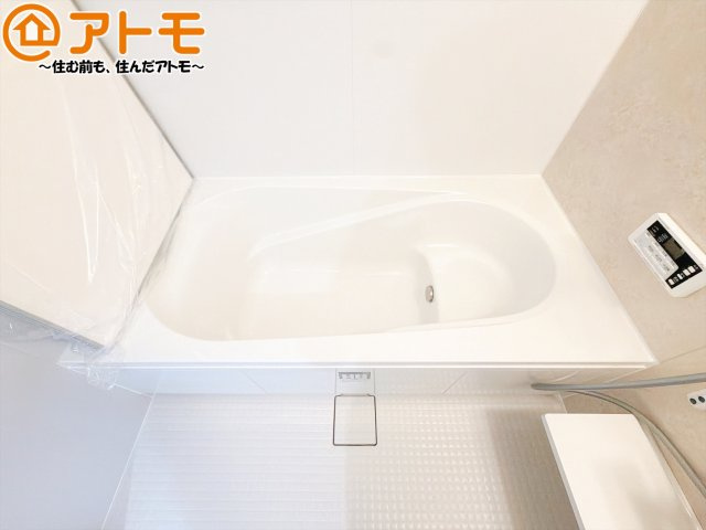 【浴室】 | 駿河区東新田二丁目11期　新築戸建　全1棟 | お子様やお年寄りが使いやすいだけでなく、半身浴にも便利なベンチタイプの湯舟です。お湯の節約にも！