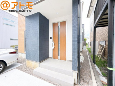 【玄関】 | 駿河区東新田二丁目11期　新築戸建　全1棟 | 落ち着いた色合いの玄関はダブルロックで防犯性に優れた仕様になっています♪