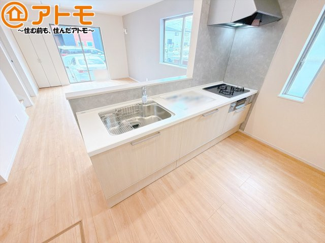 【キッチン】 | 駿河区東新田二丁目11期　新築戸建　全1棟 | 対面式のキッチンはリビングを見渡すことができるので安心♪家族の会話も増えそうですね♪