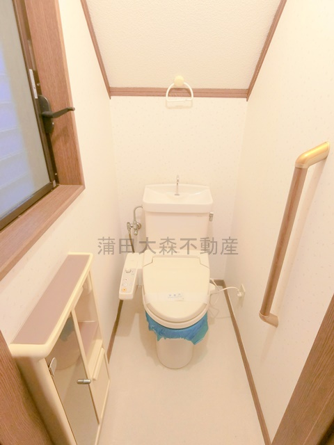 大森北4丁目戸建のトイレ|窓と温水洗浄便座付きのトイレ